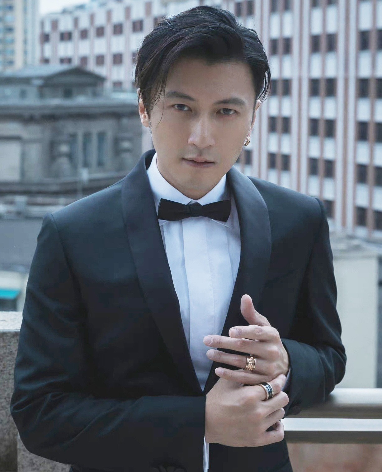 Độc lạ 2025: Người dân dán ảnh Tạ Đình Phong khắp nơi để... chống siêu bão Ragasa- Ảnh 4.