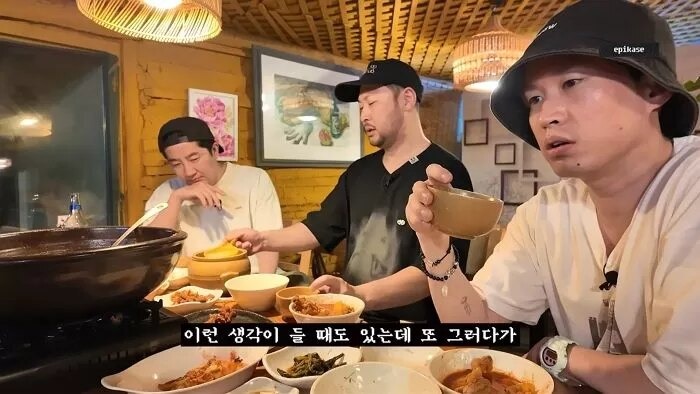 1 nam ca sĩ hoảng loạn vì bị chụp lén trong phòng tắm, danh tính thủ phạm gây ngỡ ngàng- Ảnh 2. 1 nam ca sĩ hoảng loạn vì bị chụp lén trong phòng tắm, danh tính thủ phạm gây ngỡ ngàng- Ảnh 2.