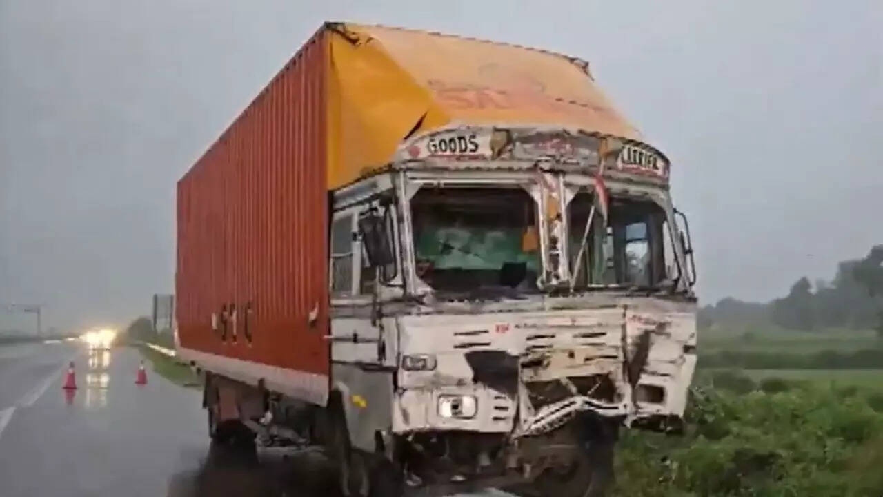 Xe tải đâm vào xe kéo khiến 8 người tử vong, 43 người bị thương- Ảnh 1.