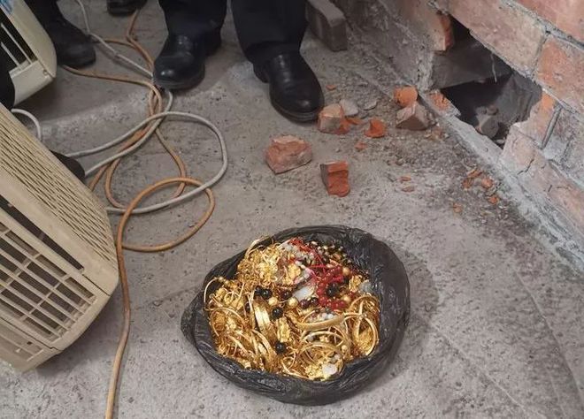 Phát hiện gần 5kg vàng trị giá 5,7 tỷ đồng bên trong bức tường một căn nhà thuê- Ảnh 1. Phát hiện gần 5kg vàng trị giá 5,7 tỷ đồng bên trong bức tường một căn nhà thuê- Ảnh 1.