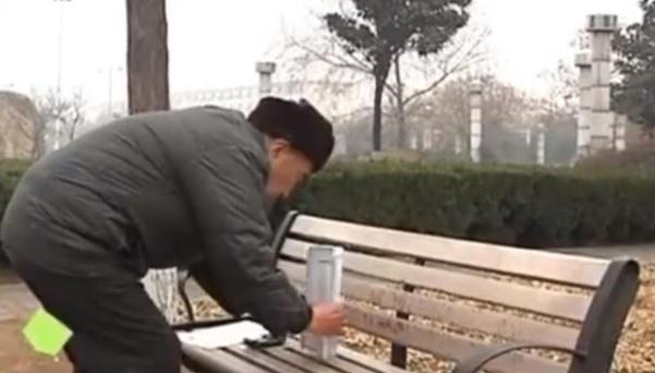 Người đàn ông chi 585 triệu đồng mua bảo hiểm, đủ thời hạn 5 năm đến rút thì được thông báo: “Chờ lúc ông 100 tuổi hẵng quay lại”- Ảnh 1.