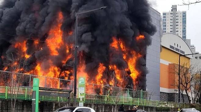 Trường học ở Hàn Quốc bị cháy rụi kinh hoàng, hàng trăm lính cứu hoả được điều động- Ảnh 2. Trường học ở Hàn Quốc bị cháy rụi kinh hoàng, hàng trăm lính cứu hoả được điều động- Ảnh 2.