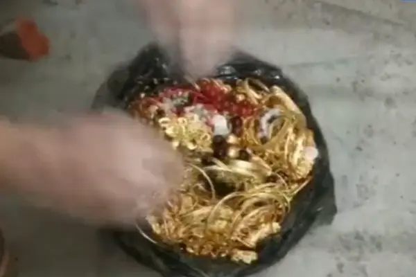 Tịch thu số vàng trị giá 5,7 tỷ đồng giấu trong tường của 1 tòa chung cư- Ảnh 2.