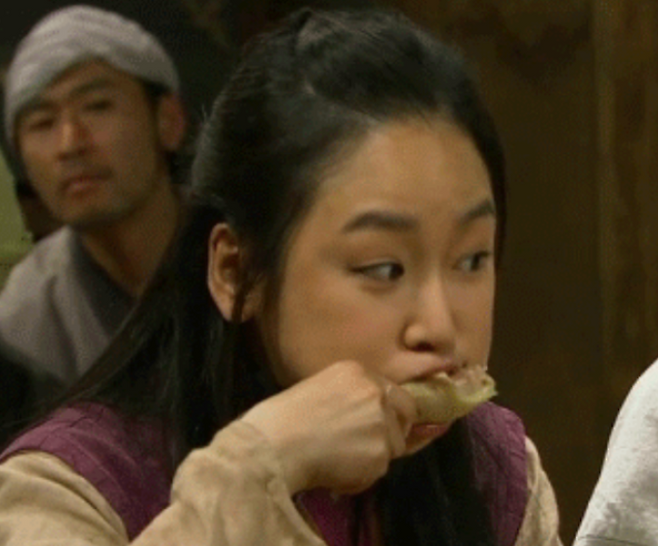 Showbiz có duy nhất 1 mỹ nhân đổi đời nhờ giỏi ăn, cứ ngồi ăn là đẹp lên gấp 1000 lần- Ảnh 1. Showbiz có duy nhất 1 mỹ nhân đổi đời nhờ giỏi ăn, cứ ngồi ăn là đẹp lên gấp 1000 lần- Ảnh 1.