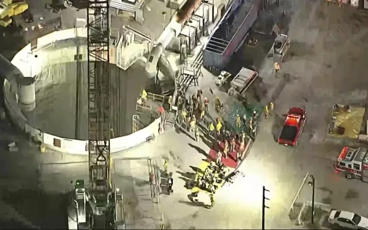 Lực lượng cứu hộ làm việc tại hiện trường vụ sập hầm ở Los Angeles, ngày 9/7/2025. (Ảnh: AP)