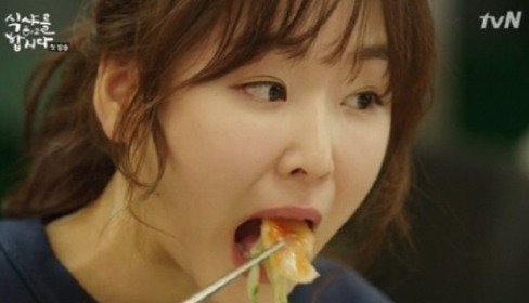 Showbiz có duy nhất 1 mỹ nhân đổi đời nhờ giỏi ăn, cứ ngồi ăn là đẹp lên gấp 1000 lần- Ảnh 2. Showbiz có duy nhất 1 mỹ nhân đổi đời nhờ giỏi ăn, cứ ngồi ăn là đẹp lên gấp 1000 lần- Ảnh 2.