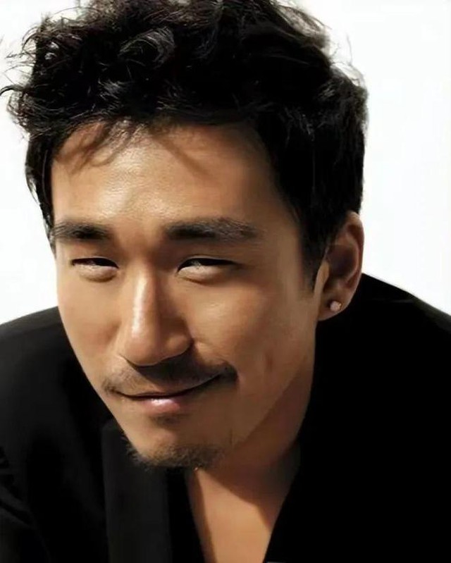 Soi cuộc sống trái ngược của nam diễn viên đình đám và con trai, nhiều người xót xa: Đừng dạy con bằng TIỀN và QUYỀN!- Ảnh 2. Soi cuộc sống trái ngược của nam diễn viên đình đám và con trai, nhiều người xót xa: Đừng dạy con bằng TIỀN và QUYỀN!- Ảnh 2.