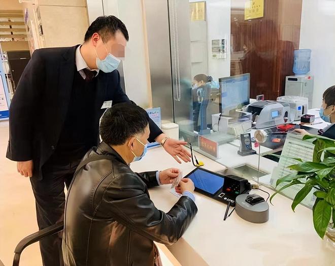 Người đàn ông mang hết 18,5 tỷ đồng tiền đền bù đất đi mua bảo hiểm, 5 năm sau đến rút thì được thông báo: “Đến lúc ông 100 tuổi hãy quay lại”- Ảnh 1.