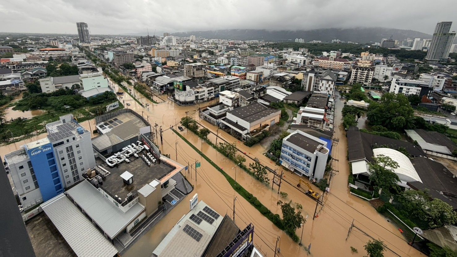 Thảm cảnh lũ lụt tại Thái Lan: Nước dâng tận mái nhà, hàng ngàn du khách mắc kẹt, chính quyền tuyên bố vùng thảm họa- Ảnh 2.