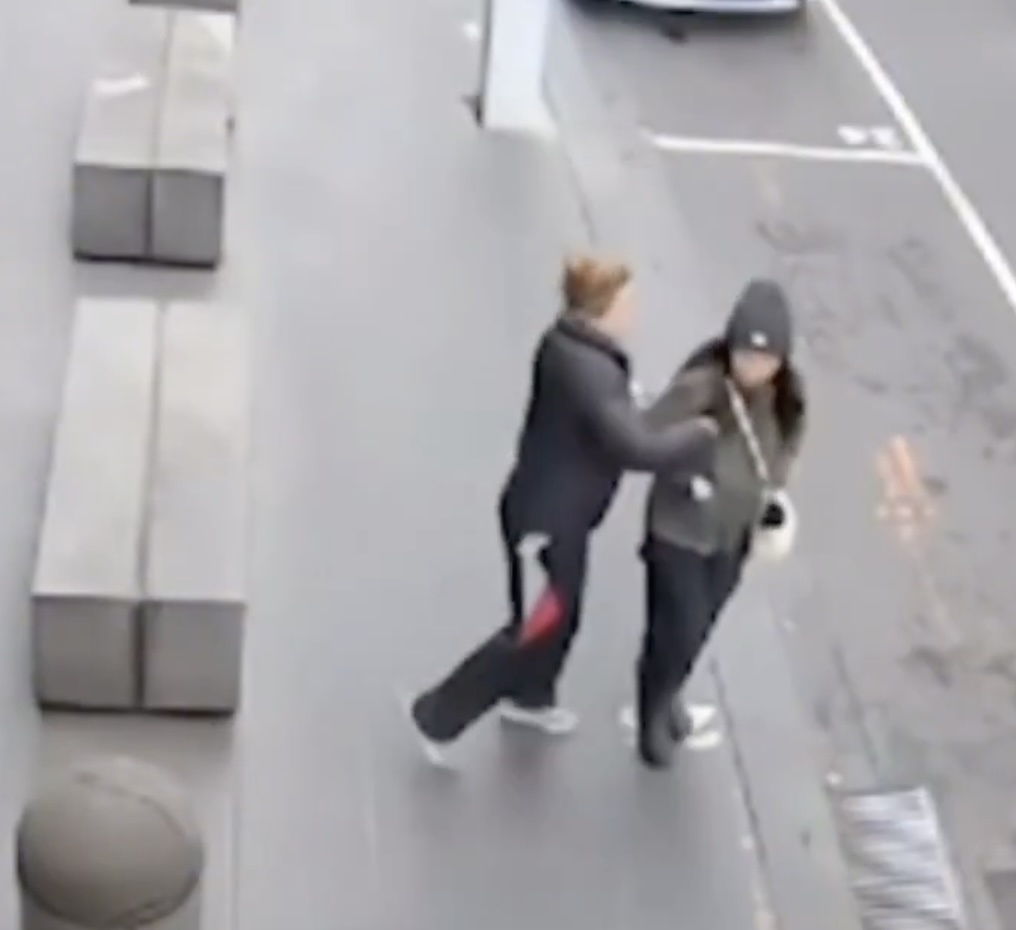 Cô gái bị kẻ lạ mặt đâm thủng phổi khi đang đi bộ trên phố- Ảnh 1.