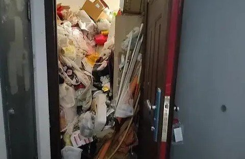 tan-rac-1-1757255044-936-width480height312 Bỏ tiền thuê 2 căn hộ chứa 30 tấn rác, bà lão khiến cả khu dân cư khiếp sợ - 2