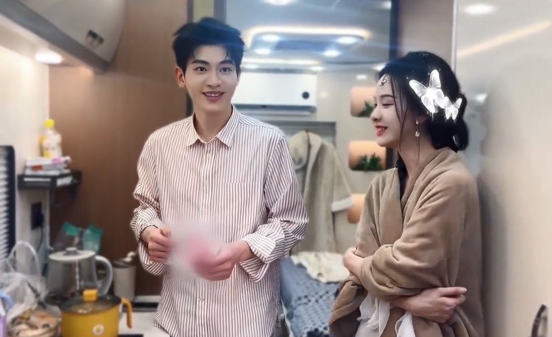 1 cặp đôi phim giả tình thật ngầm công khai hẹn hò: Nhà gái đẹp không thể tả, nhà trai càng bị chê càng nổi- Ảnh 1. 1 cặp đôi phim giả tình thật ngầm công khai hẹn hò: Nhà gái đẹp không thể tả, nhà trai càng bị chê càng nổi- Ảnh 1.