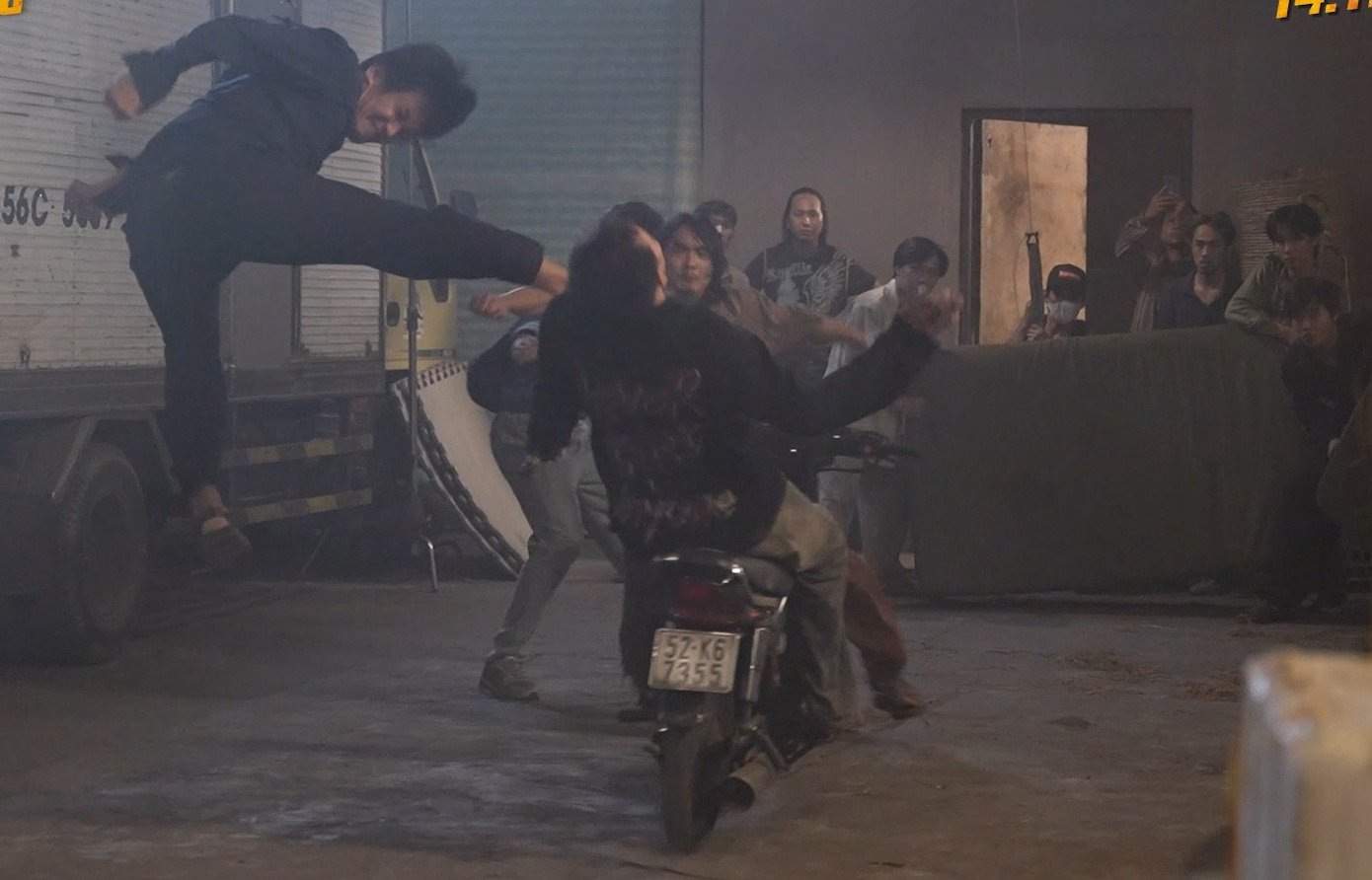 Cảnh ôtô bay giữa chợ, diễn viên bị hất tung qua cửa sổ- Ảnh 3.