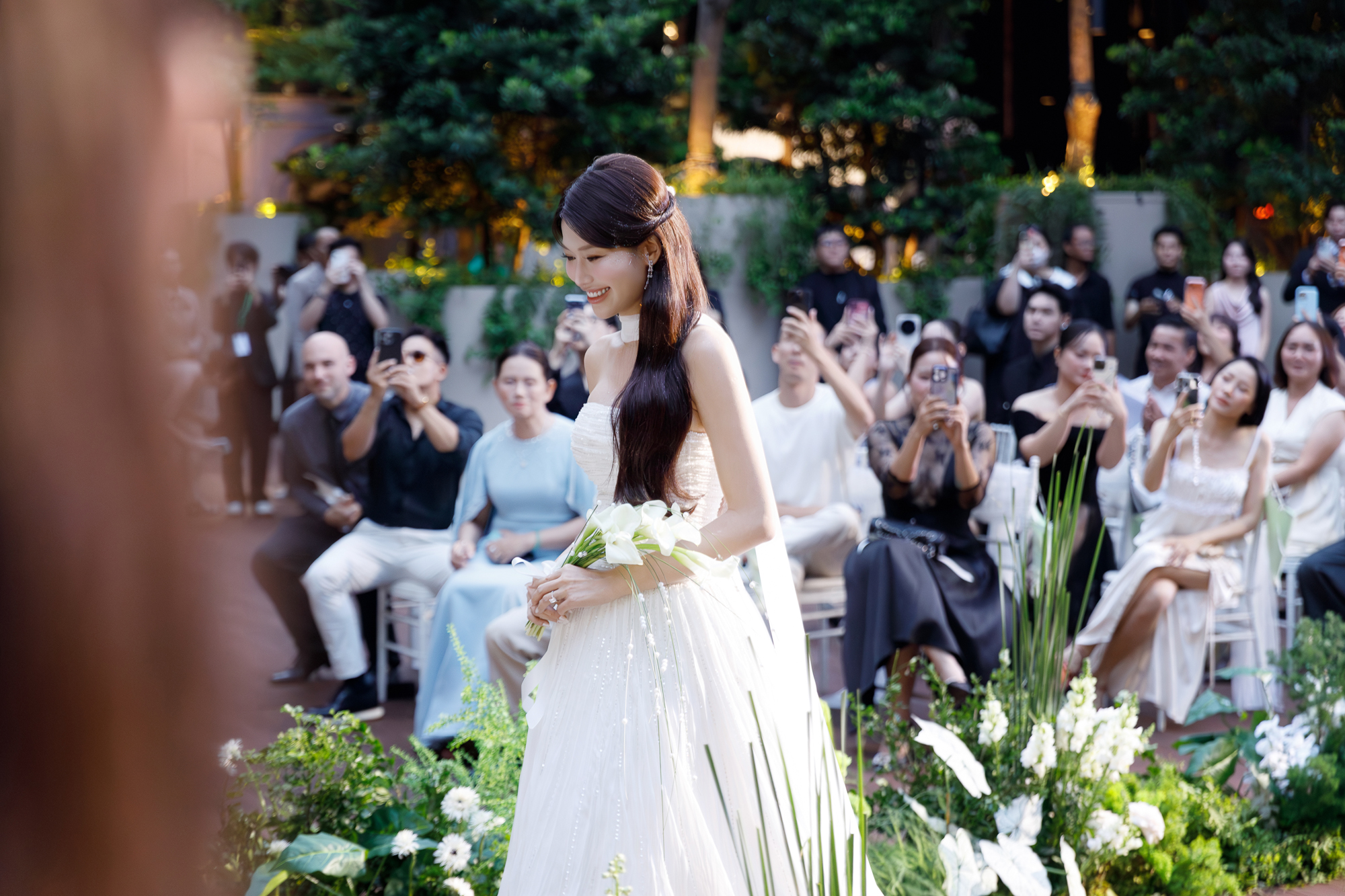 Đám cưới Á hậu Quỳnh Châu: Cô dâu lộ bụng lùm lùm, tiết lộ