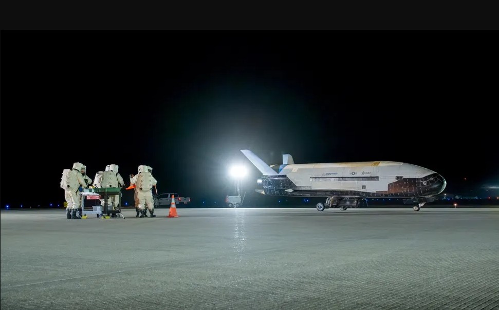 Tàu vũ trụ Mỹ trở về sau nhiệm vụ bí ẩn dài 434 ngày, Lực lượng Không gian nói: Một kỷ nguyên mới mở ra- Ảnh 1.