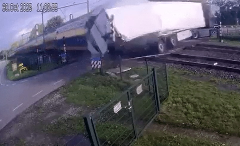 Mắc kẹt trên đường ray, xe tải chở lê bị tàu hỏa đâm văng- Ảnh 1. Mắc kẹt trên đường ray, xe tải chở lê bị tàu hỏa đâm văng- Ảnh 1.