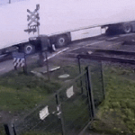 Mắc kẹt trên đường ray, xe tải chở lê bị tàu hỏa đâm văng tau hoa dam 1761963664181676503216 0 0 438 700 crop 1761963690246719208111 1762009473963236967510gifpng