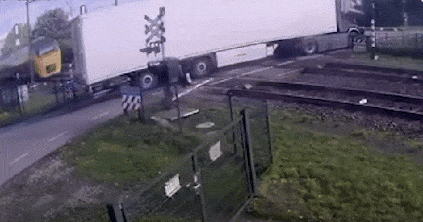 Mắc kẹt trên đường ray, xe tải chở lê bị tàu hỏa đâm văng 27 Mắc kẹt trên đường ray, xe tải chở lê bị tàu hỏa đâm văng tau hoa dam 1761963664181676503216 0 0 438 700 crop 1761963690246719208111 1762009473963236967510gifpng