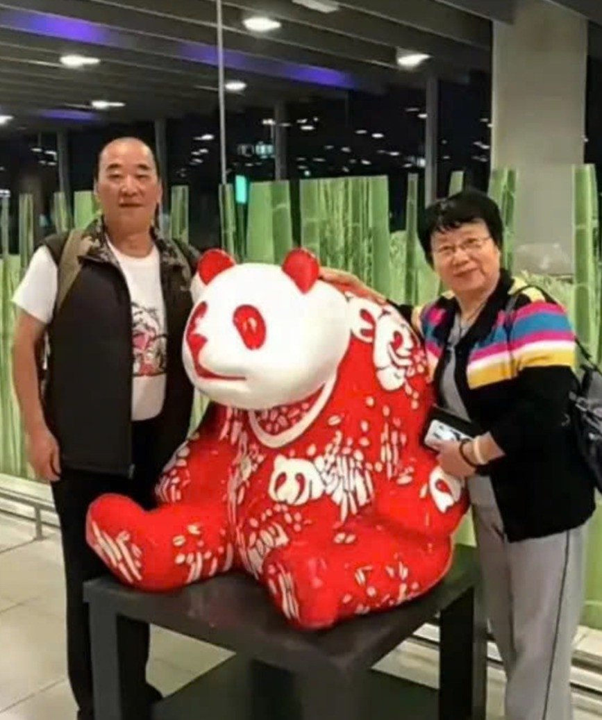 Ông và vợ thường xuyên đi du lịch cùng nhau.