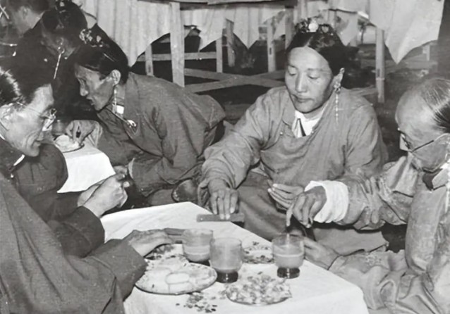 Ảnh người dân Tây Tạng gần 100 năm trước: Bất ngờ nhất là vẻ ngoài của vị tiểu thư lá ngọc cành vàng- Ảnh 5.