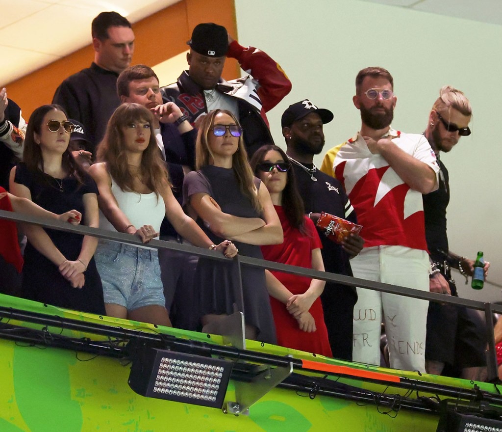 Clip 6 triệu view bắt trọn cảnh Taylor Swift liếc xéo, cười mỉa vì bị khán giả làm điều này ở Super Bowl- Ảnh 2. Clip 6 triệu view bắt trọn cảnh Taylor Swift liếc xéo, cười mỉa vì bị khán giả làm điều này ở Super Bowl- Ảnh 2.