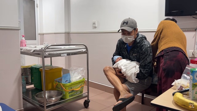 Nam diễn viên 52 tuổi vỡ òa đón con trai đầu lòng với vợ kém 26 tuổi- Ảnh 1.