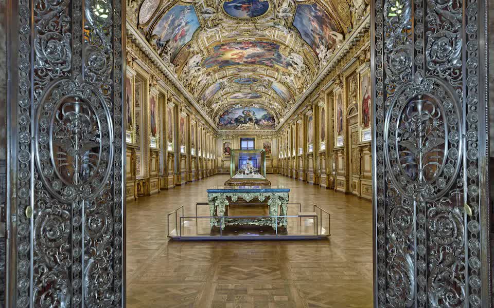 8 báu vật ở bảo tàng Louvre vừa bị trộm đi giữa ban ngày “như trong phim Hollywood
