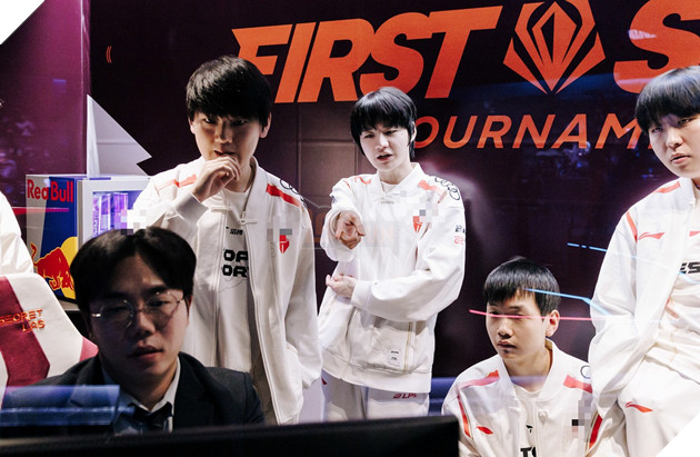 LMHT: Cong dong chung kien 369 om mat bat luc ngay trong khi dang thi dau tai First Stand LMHT: Cộng đồng chứng kiến 369 ôm mặt bất lực ngay trong khi đang thi đấu tại First Stand