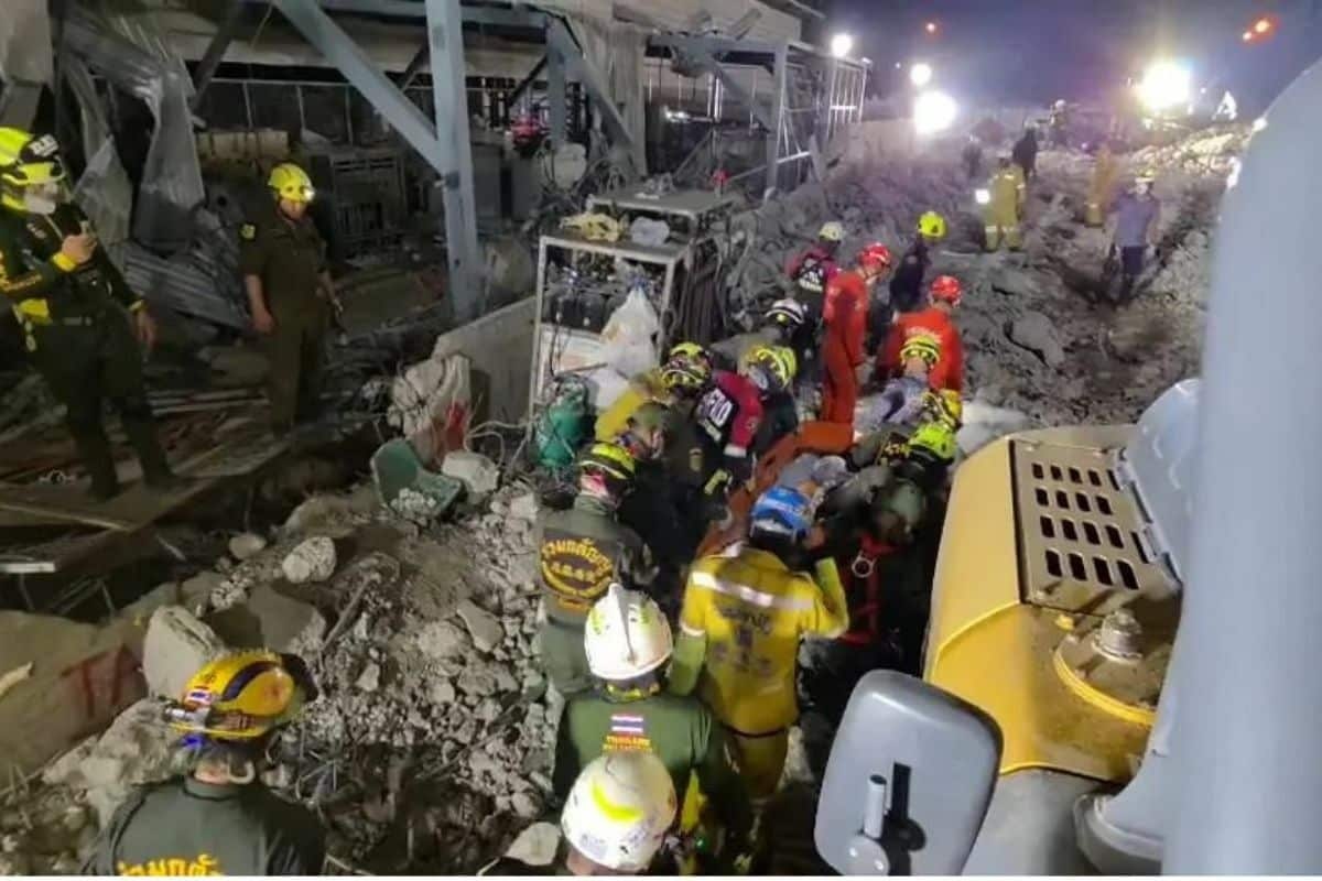 Lực lượng cứu hộ phát hiện 4 bốn thi thể nạn nhân trong đống đổ nát của khu C thuộc tòa nhà mới của Văn phòng Kiểm toán Nhà nước. Ảnh: MCOT Lực lượng cứu hộ phát hiện 4 bốn thi thể nạn nhân trong đống đổ nát của khu C thuộc tòa nhà mới của Văn phòng Kiểm toán Nhà nước. Ảnh: MCOT