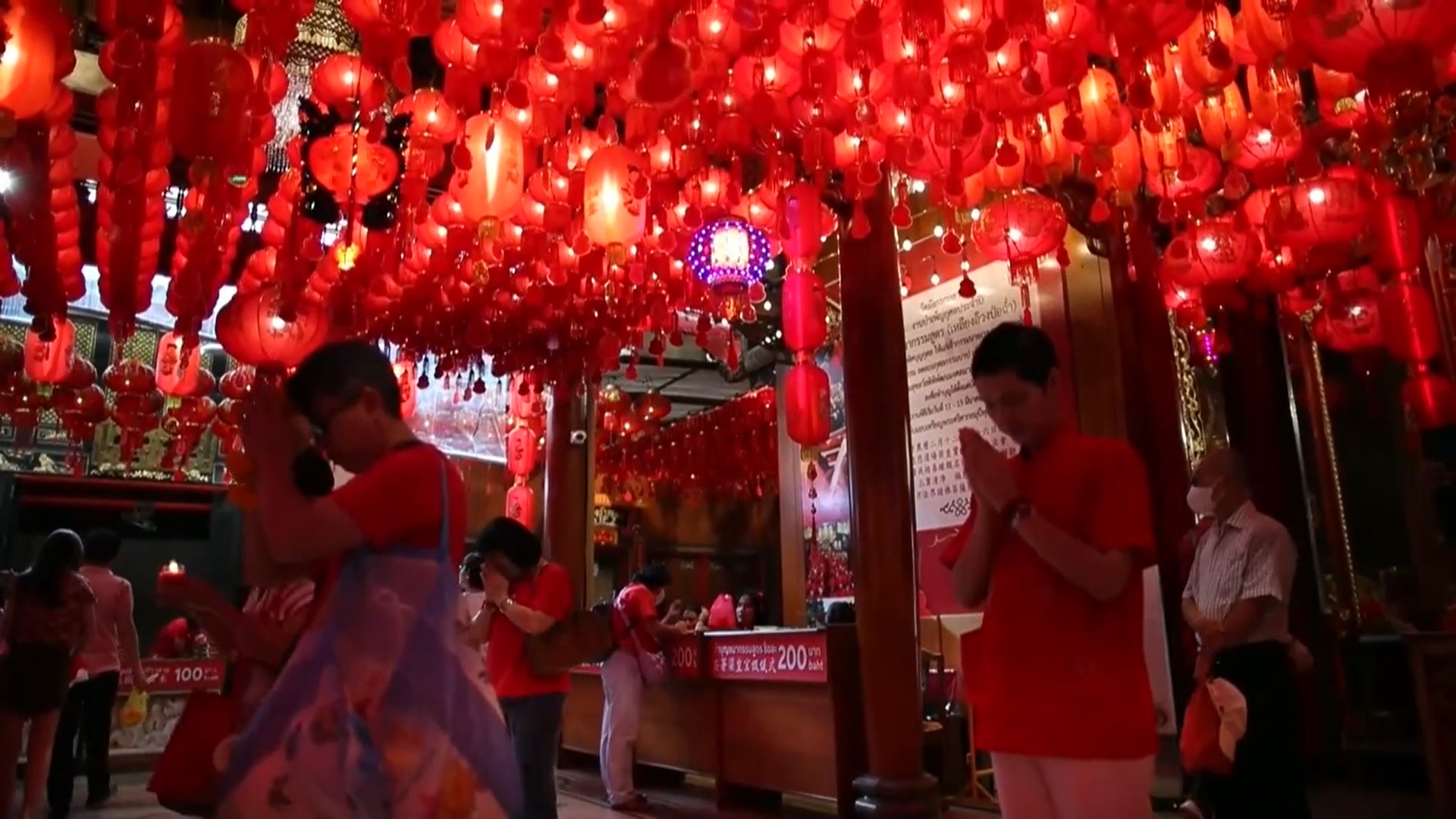 Người dân cầu nguyện tại đền Leng Noei Yi ở Bangkok, Thái Lan, ngày 28-1. Ảnh: StringersHub Người dân cầu nguyện tại đền Leng Noei Yi ở Bangkok, Thái Lan, ngày 28-1. Ảnh: StringersHub