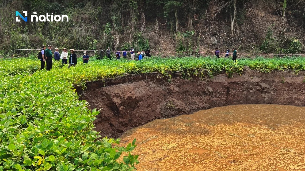 Giới chức tỉnh Mae Hong Son khảo sát các hố sụt ở huyện Khun Yuam trong ngày 8-4. Ảnh: The Nation Giới chức tỉnh Mae Hong Son khảo sát các hố sụt ở huyện Khun Yuam trong ngày 8-4. Ảnh: The Nation