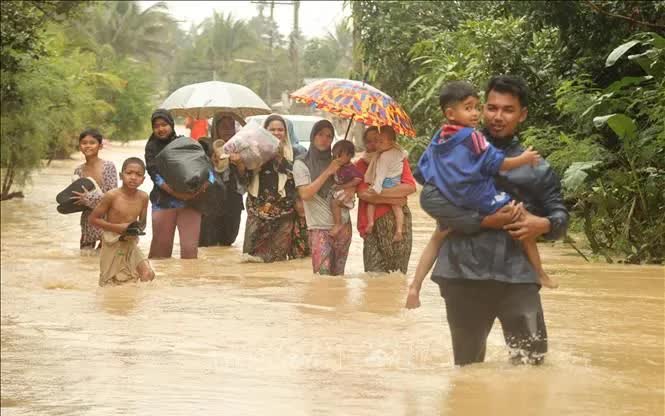 Cảnh ngập lụt sau những trận mưa lớn tại Narathiwat, Thái Lan (Ảnh minh họa: THX/TTXVN)