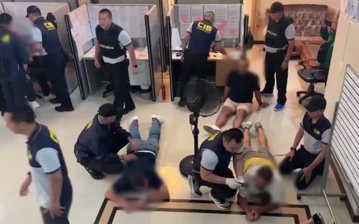 Cảnh sát Thái Lan đột kích một tổng đài lừa đảo trị giá hàng triệu USD gần Bangkok nhắm vào người Australia, tháng 6/2025 (Ảnh: ABC)