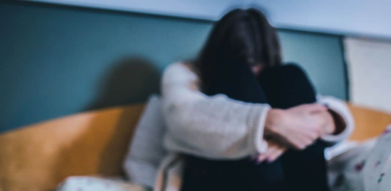 Đang ngồi trong phòng ngủ thì thấy bạn của bố trèo lên cửa sổ, cô gái hoảng loạn với diễn biến tiếp theo- Ảnh 2.