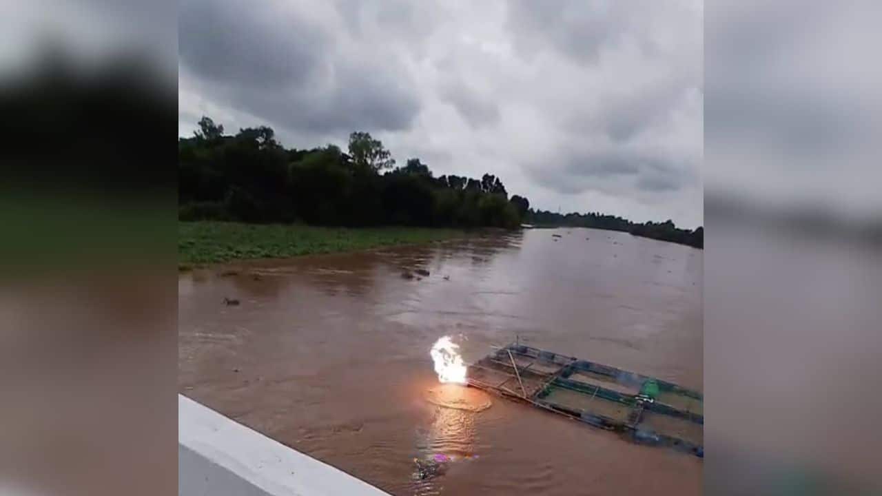 Đang đứng trên sông, người đàn ông bị điện giật tử vong trước sự bàng hoàng của đám đông- Ảnh 1.