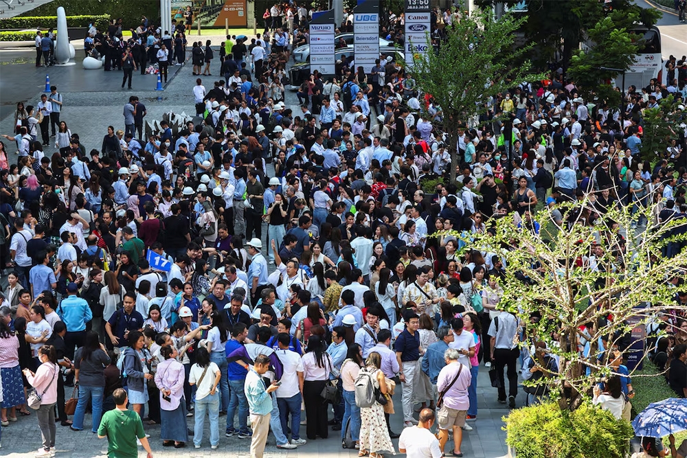 Thái Lan tuyên bố Bangkok là vùng thảm họa: Nhiều hoạt động bị đóng băng, công tác cứu hộ căng thẳng từng phút- Ảnh 1.