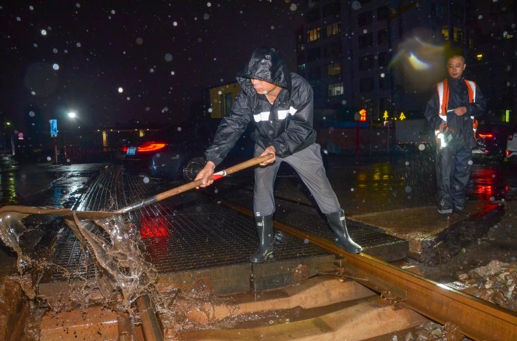 Mưa lớn bất thường ở Trung Quốc, hàng chục ngàn người sơ tán- Ảnh 2.