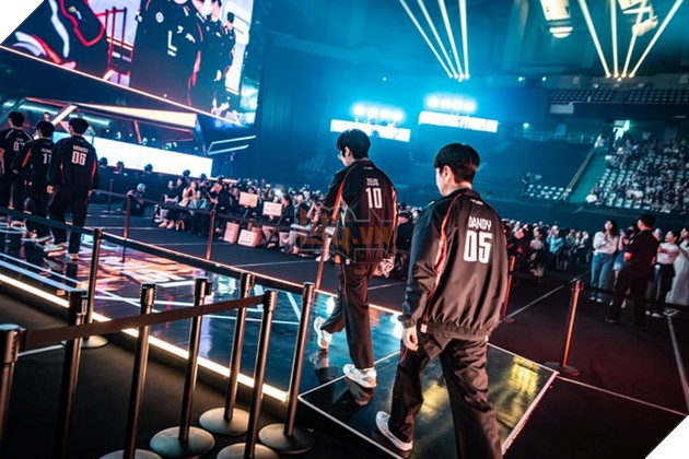 LMHT: HLE đã phải nhận lấy một cột mốc đáng buồn sau khi đại bại trước T1