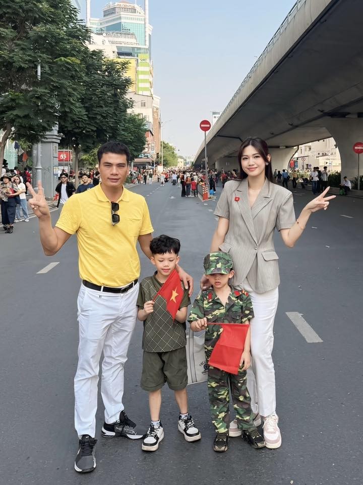 1 chi tiết đặc biệt trong bức ảnh của Hà Tăng và chồng doanh nhân khi xem diễu binh, diễu hành 30/4 gây sốt- Ảnh 5.