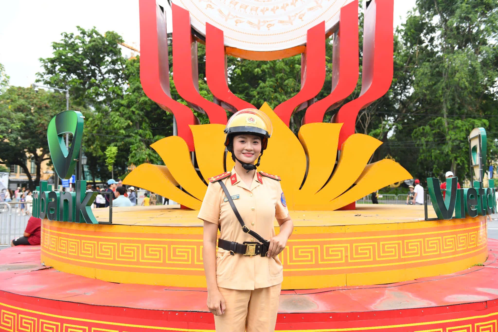 thaoo-1754805861-632-width2048height1365 Danh tính nữ Cảnh sát giao thông kẹp cổ