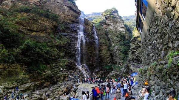 Một Người Đàn Ông Trung Quốc Quyết Định Tiến Vào Nơi Hoang Dã Để Quên Bạn Gái Cũ 27 Một Người Đàn Ông Trung Quốc Quyết Định Tiến Vào Nơi Hoang Dã Để Quên Bạn Gái Cũ that tinh 2 cwgqjpg