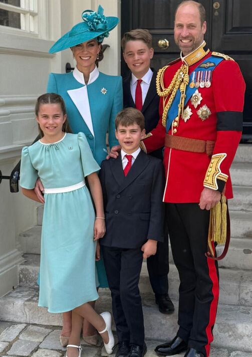 Gia đình Kate chia sẻ khoảnh khắc hậu lễ diễu binh mừng sinh nhật Vua Charles: Bức ảnh gây bão mạng vì quá đẹp!- Ảnh 2.