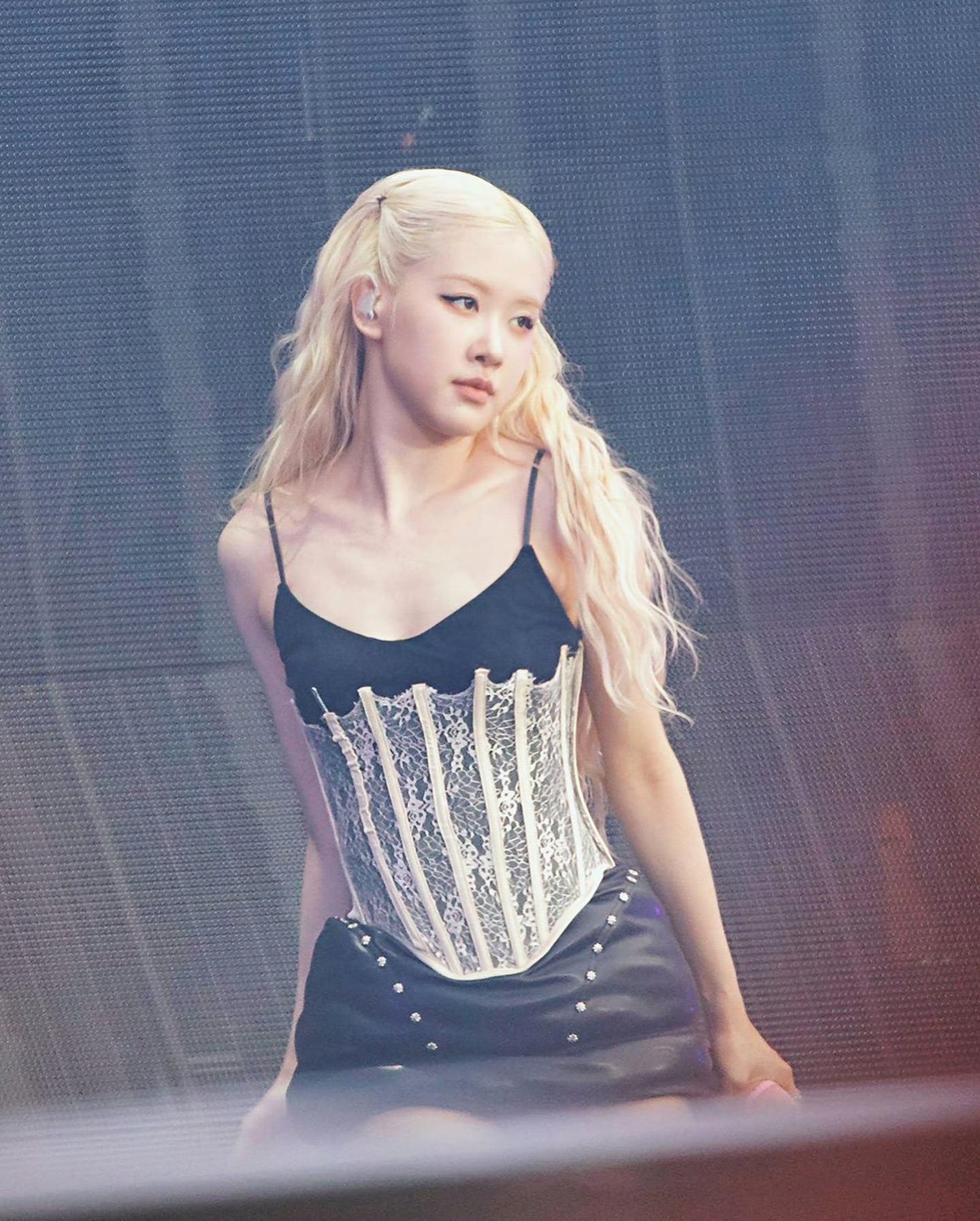 Rosé (BLACKPINK) bị quấy rối kinh hoàng ngay giữa concert, hàng vạn fan lên tiếng phẫn nộ- Ảnh 3. Rosé (BLACKPINK) bị quấy rối kinh hoàng ngay giữa concert, hàng vạn fan lên tiếng phẫn nộ- Ảnh 3.