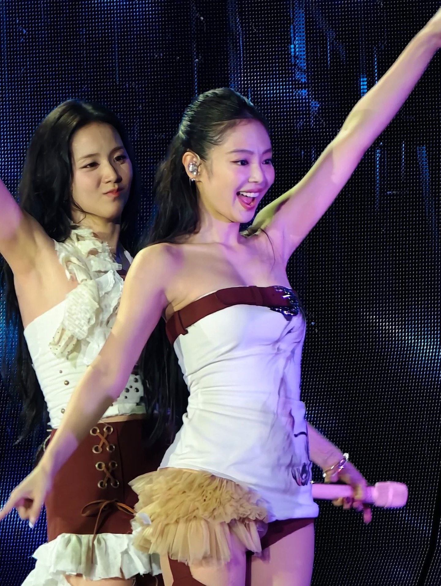 Clip: Jennie - Jisoo (BLACKPINK) bị tóm dính