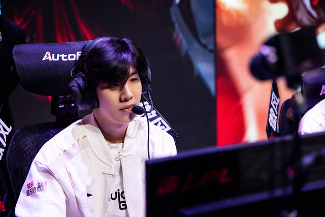 Cựu vương CKTG đáp trả cực gắt