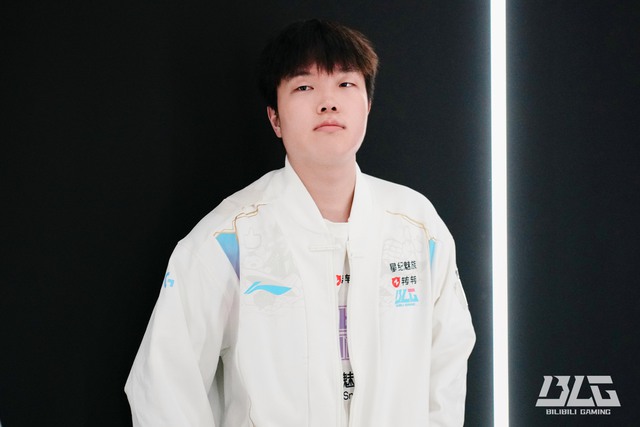 Cựu vương CKTG đáp trả cực gắt