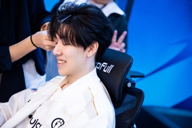 Cựu vương CKTG đáp trả cực gắt