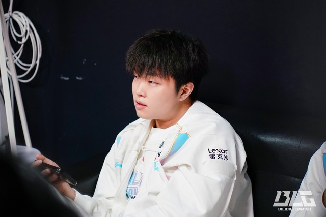 Cựu vương CKTG đáp trả cực gắt