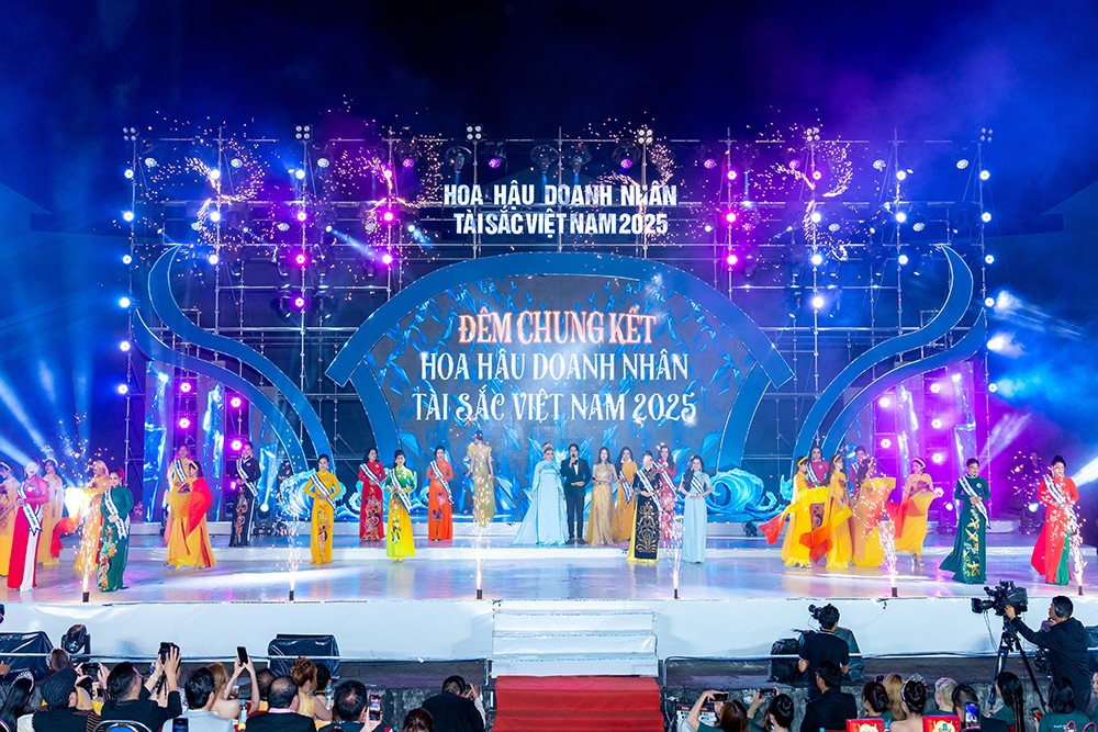 Top 16 thí sinh xuất sắc nhất tham gia đồng diễn trang phục áo dài mở màn cho đêm thi chung kết