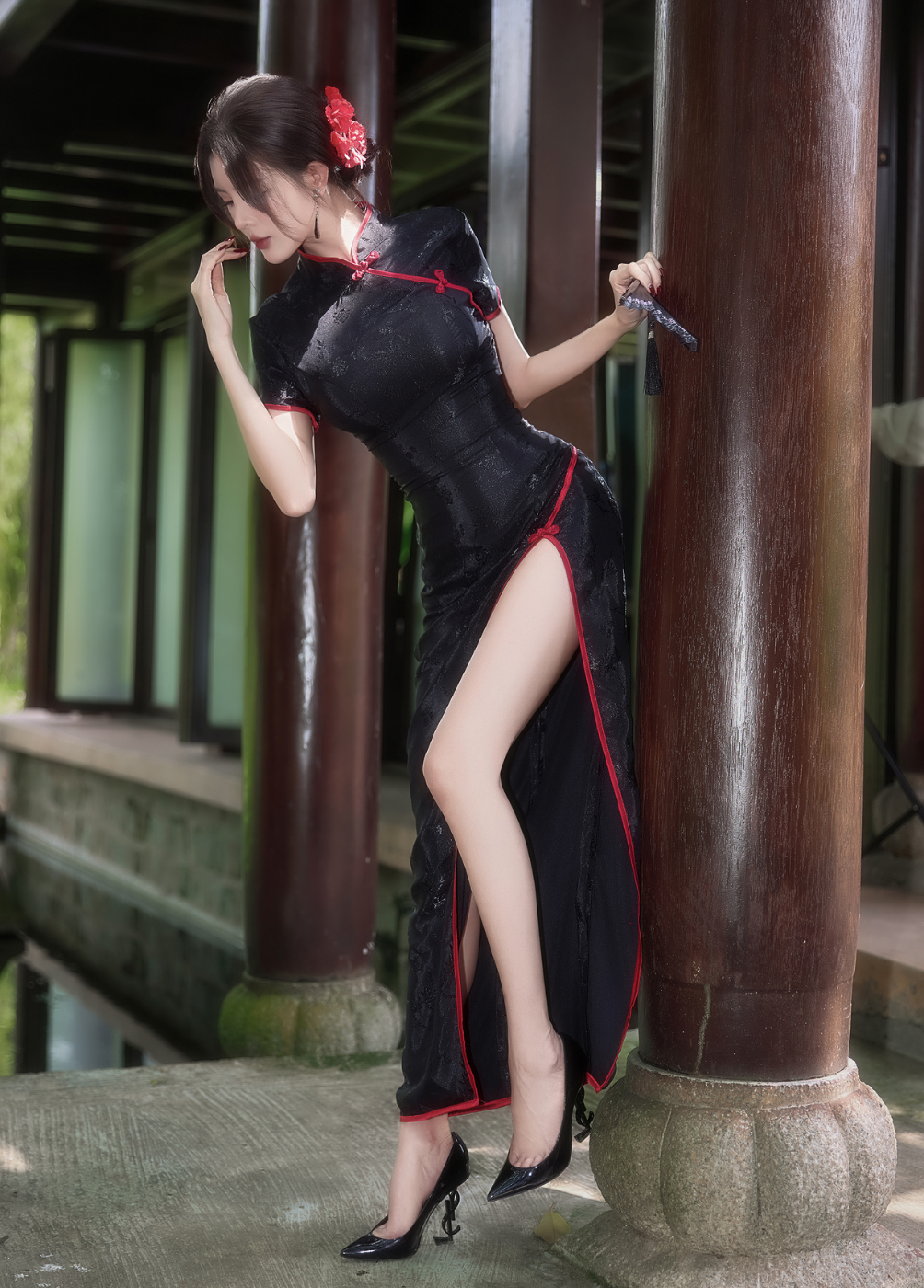 thi-t-k-ch-a-c-t-n-11-1759745025-916-width1004height1400 Lilly Luta “gây mê” với bộ ảnh xường xám gợi cảm - 1